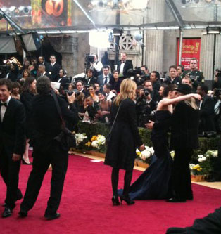 Kristen Stewart Hugs Her Dad on the Oscars Red Carpet!
