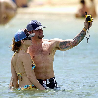 Jesse James cheats on Sandra Bullock
