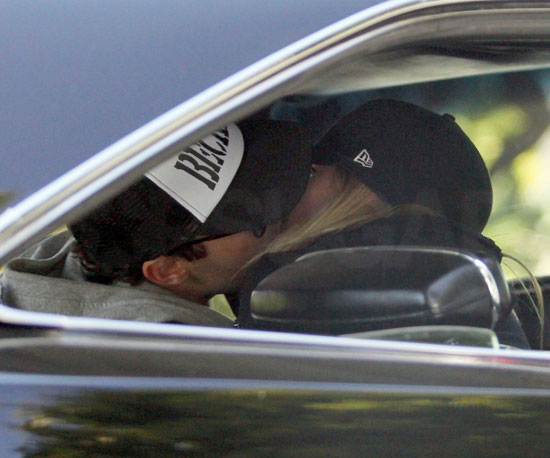 Pictures of Avril Lavigne and Brody Jenner Kissing in the Back of a Car! Pictures of Avril Lavigne and Brody Jenner Kissing in the Back of a Car!