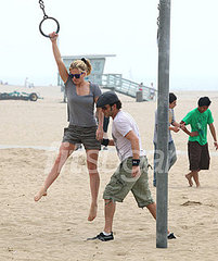Pictures of Anna Paquin and Stephen Moyer on the Rings in Santa Monica Pictures of Anna Paquin and Stephen Moyer on the Rings in Santa Monica