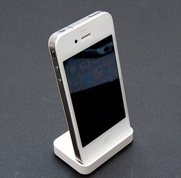 Pictures of the White iPhone 4 Unboxing From Japan