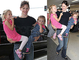 Pictures of Jennifer Garner With Violet and Seraphina at LAX 2010-07-16 14:00:00