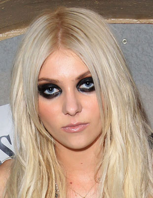 Picture of Taylor Momsen Wearing Lots of Black Eyeliner