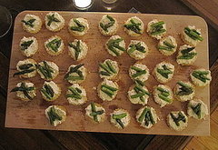 Asparagus-and-Ricotta Toasts Recipe