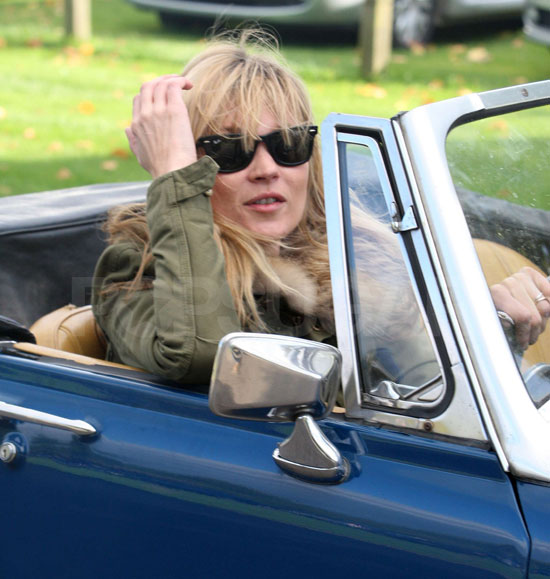 Photos de Kate Moss qui se rend en decapotable dans les Cotswolds Photos de Kate Moss qui se rend en decapotable dans les Cotswolds