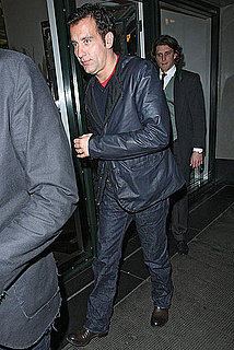 Pictures of Clive Owen Leaving the Ivy in London 2010-10-31 07:00:00