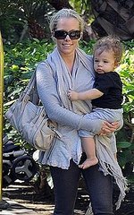 Kendra Wilkinson took her son Hank Baskett IV to a local hotel on Saturday afternoon (November 13) to hang with some girlfriends
