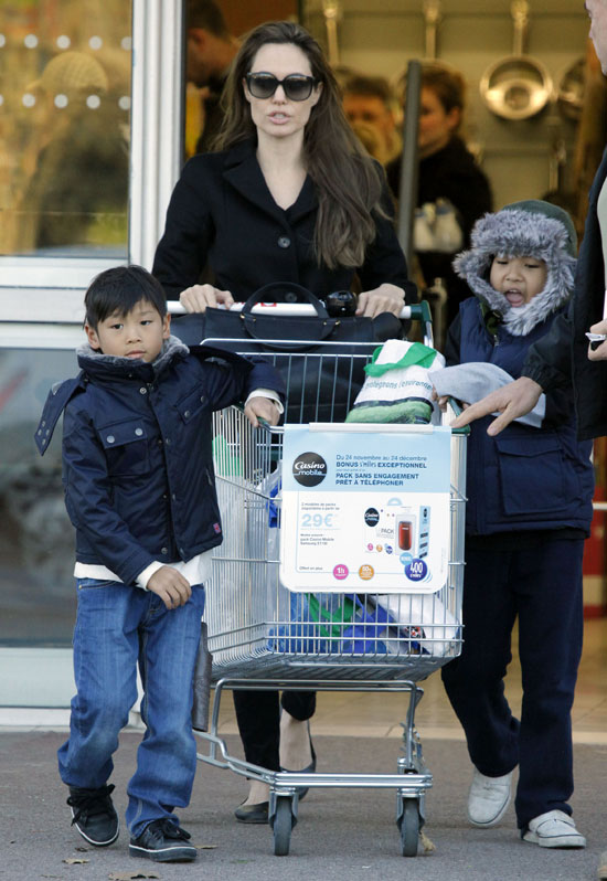 Pictures of Angelina Jolie and the Boys Pictures of Angelina Jolie and the Boys
