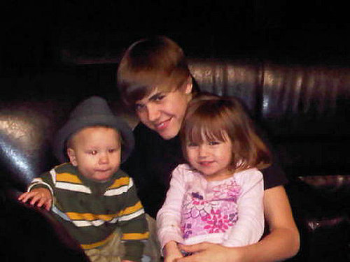 Justin Bieber curte feriado com os ‘babies’ da família Bieber