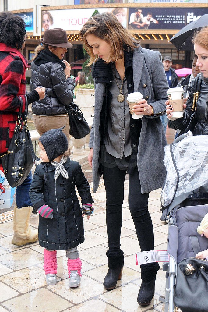 Jessica Alba Preps For Christmas With the Fockers Jessica Alba Preps For Christmas With the Fockers