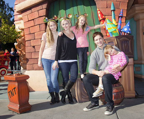 Pictures of Peter Facinelli and Jennie Garth at Disney With Their Daughters