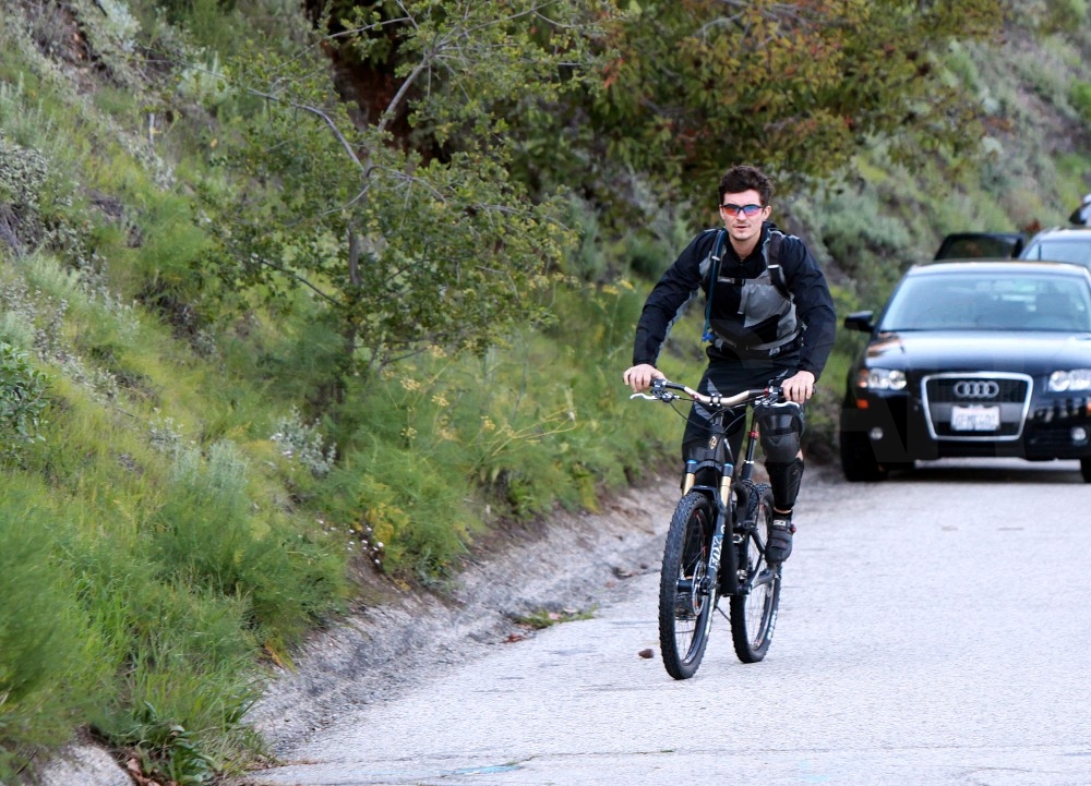 Dad-to-Be Orlando Bloom Stays in Model Shape by Biking Dad-to-Be Orlando Bloom Stays in Model Shape by Biking