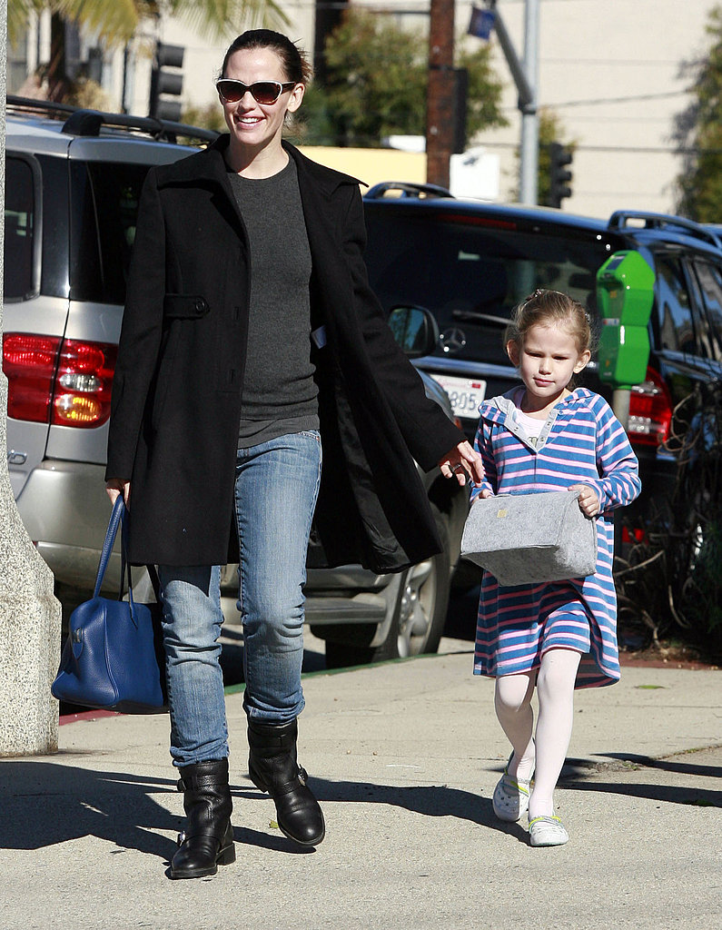 Jennifer Garner Puts Away Her Bikini and Heads Home With Violet Jennifer Garner Puts Away Her Bikini and Heads Home With Violet