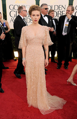 Pictures of Scarlett Johansson in Elie Saab at Golden Globes Red Carpet 2011-01-16 16:30:01