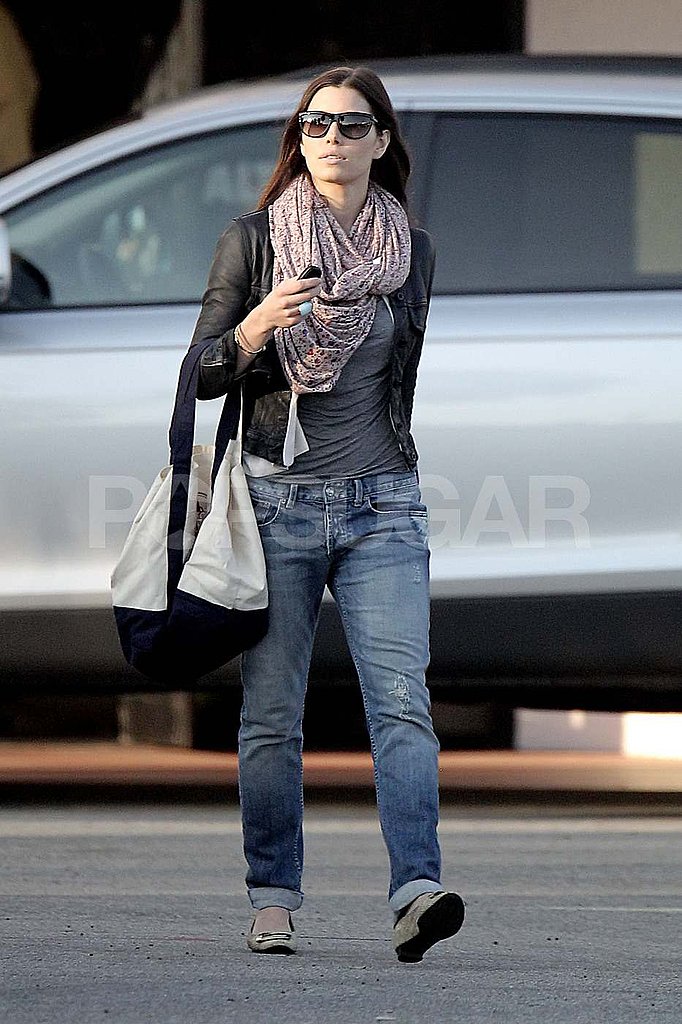 Jessica Biel Steps Out to Shop in Eco-Friendly Style Jessica Biel Steps Out to Shop in Eco-Friendly Style