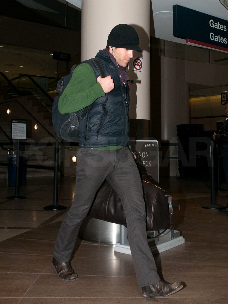 Ryan Reynolds Heads Back to LA Solo, Without Sandra or Scarlett Ryan Reynolds Heads Back to LA Solo, Without Sandra or Scarlett
