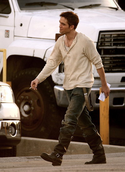 Pictures of Robert Pattinson on Water For Elephants Set 2011-01-15 09:42:59