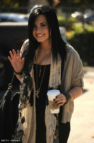 Link Time - Demi Lovato Looks Happy and Healthy!