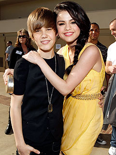 Justin Bieber & Selena Gomez Caught Kissing in the Caribbean !!