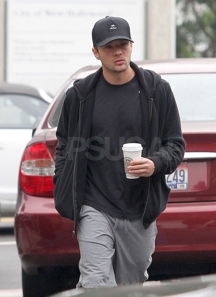 Ryan Phillippe Goes Casual and Gets Caffeinated Ryan Phillippe Goes Casual and Gets Caffeinated