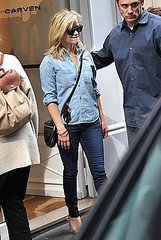 Reese Witherspoon Pictures Shopping in Paris Reese Witherspoon Pictures Shopping in Paris