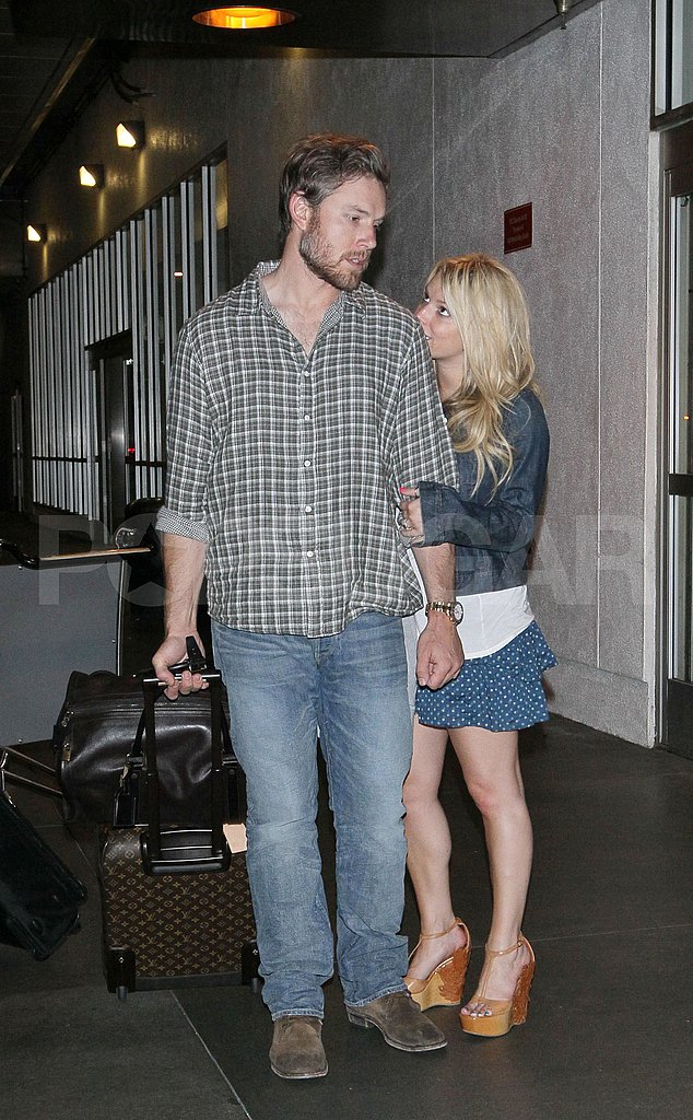 Jessica Simpson Cuddles Up to Eric Johnson as They Return Home to LA Jessica Simpson Cuddles Up to Eric Johnson as They Return Home to LA
