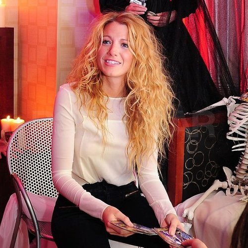 Blake's hair was curly for her latest Big Apple outing.
Blake's hair was curly for her latest Big Apple outing.