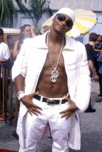 At the 2000 Teen Choice Awards, Usher exposed his abs while wearing all-white.
At the 2000 Teen Choice Awards, Usher exposed his abs while wearing all-white.