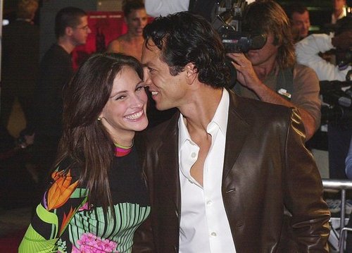 Julia Roberts shared a sweet red-carpet moment with Benjamin Bratt at the Red Planet premiere in 2000.
Julia Roberts shared a sweet red-carpet moment with Benjamin Bratt at the Red Planet premiere in 2000.