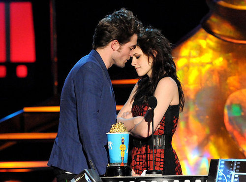 Robert Pattinson and Kristen Stewart almost kissed for the cameras on stage at the May 2009 MTV Movie Awards in LA.
Robert Pattinson and Kristen Stewart almost kissed for the cameras on stage at the May 2009 MTV Movie Awards in LA.