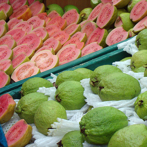 How to Choose and Cook Guavas