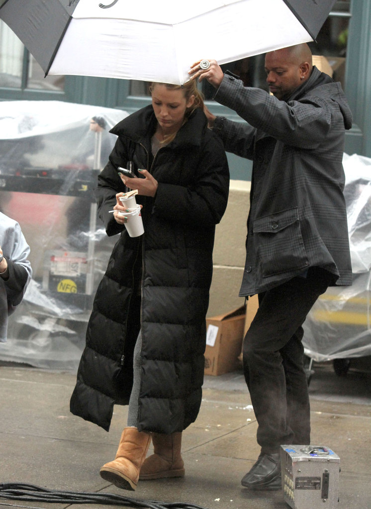 Blake Breaks From Ryan For a Rainy Day Gossiping Blake Breaks From Ryan For a Rainy Day Gossiping