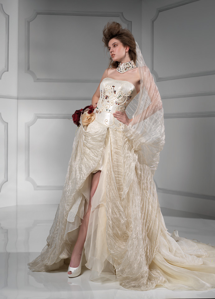 Beautiful wedding gowns by Giovanna Sbiroli has the power to a wedding dress