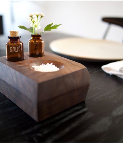 This salt dish and bud vase would be an amazing hostess gift.
Source: Design Sponge
This salt dish and bud vase would be an amazing hostess gift.
Source: Design Sponge