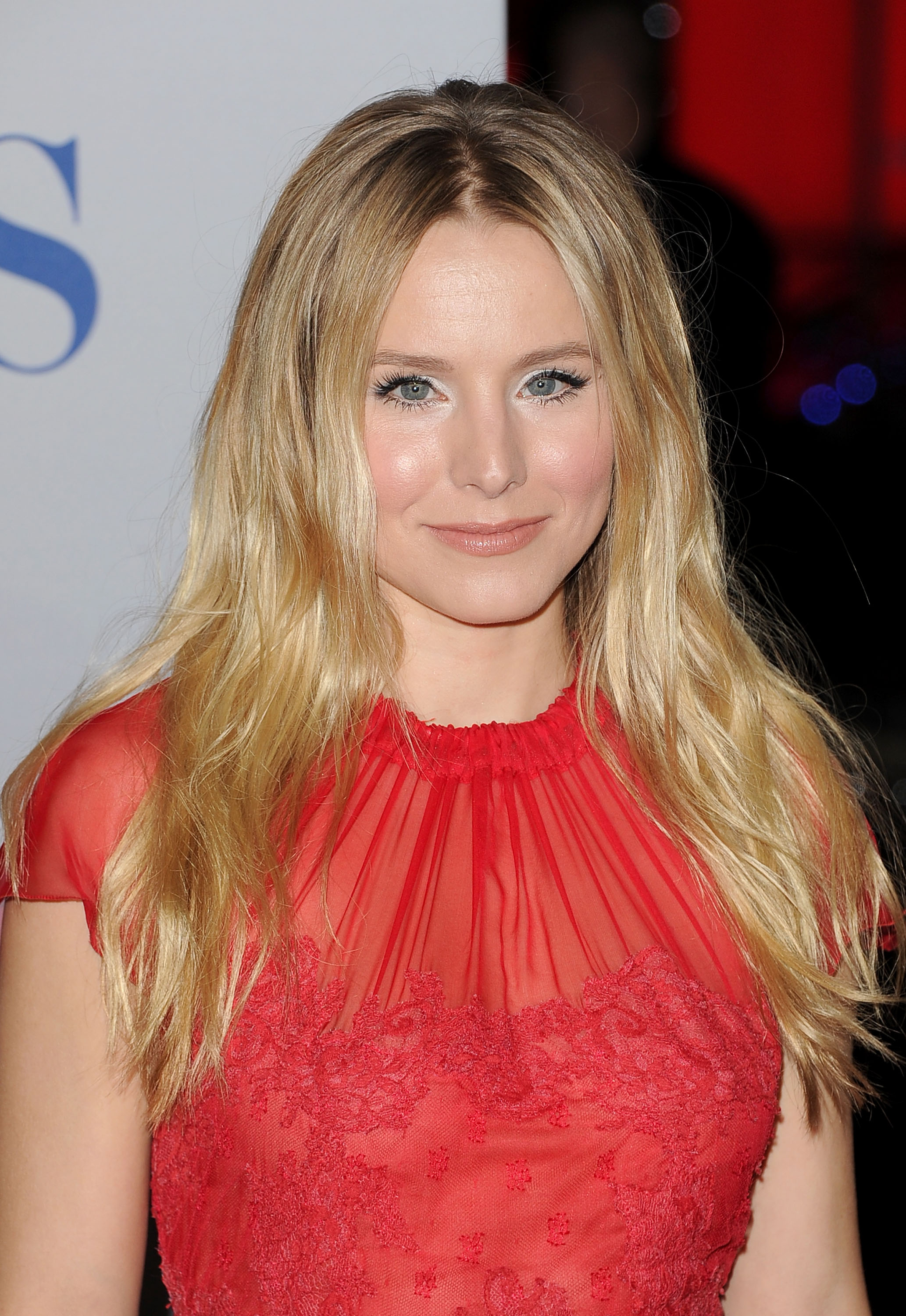Kristen Bell wore her hair long and loose. Kristen Bell wore her hair long and loose.