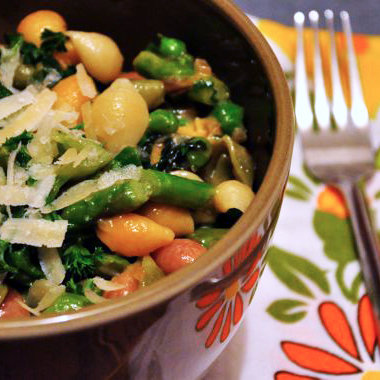 Simple Pasta With Asparagus and English Peas