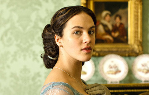 During the Edwardian era, women washed their hair only once or twice a month. Sybil might have used bar soap or coconut oil to keep her hair clean.
Source: ITV
During the Edwardian era, women washed their hair only once or twice a month. Sybil might have used bar soap or coconut oil to keep her hair clean.
Source: ITV