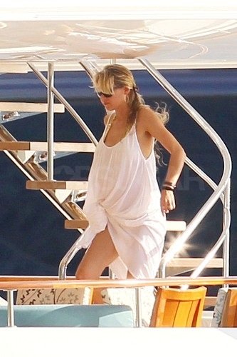 Shirtless Enrique and Bikini-Clad Anna End 2011 With a Tropical Getaway Shirtless Enrique and Bikini-Clad Anna End 2011 With a Tropical Getaway
