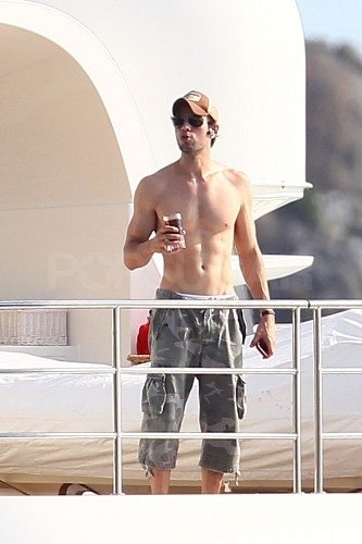 Shirtless Enrique and Bikini-Clad Anna End 2011 With a Tropical Getaway Shirtless Enrique and Bikini-Clad Anna End 2011 With a Tropical Getaway