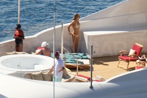 Shirtless Enrique and Bikini-Clad Anna End 2011 With a Tropical Getaway Shirtless Enrique and Bikini-Clad Anna End 2011 With a Tropical Getaway
