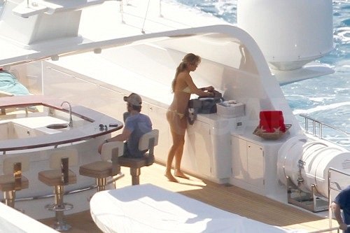 Shirtless Enrique and Bikini-Clad Anna End 2011 With a Tropical Getaway Shirtless Enrique and Bikini-Clad Anna End 2011 With a Tropical Getaway