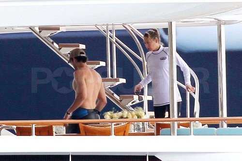 Shirtless Enrique and Bikini-Clad Anna End 2011 With a Tropical Getaway Shirtless Enrique and Bikini-Clad Anna End 2011 With a Tropical Getaway