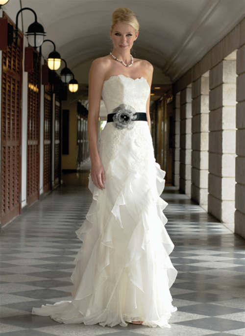 Romantic wedding dresses truly give the romantic atmosphere at the bridal