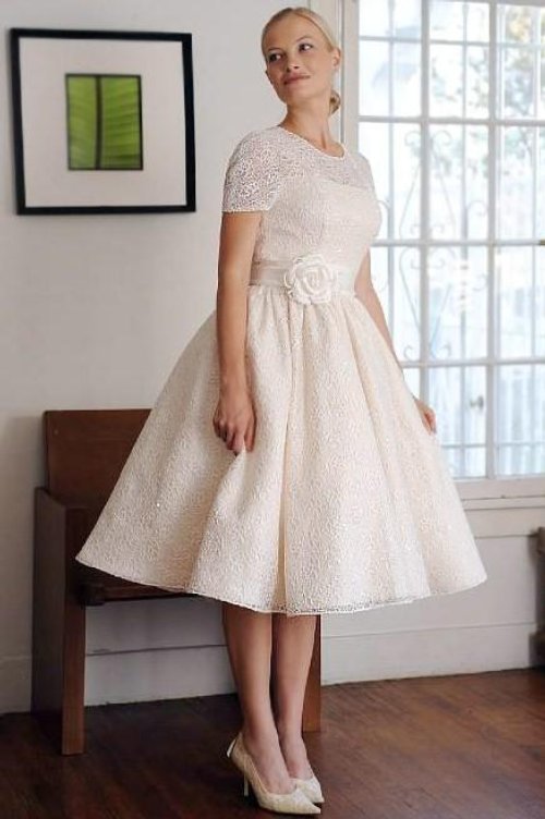 Short wedding dress with sleeves is capable to show the women elegant side