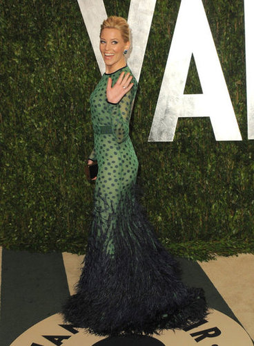 Elizabeth Banks in peacock-inspired Chadwick Bell gown gives a wave on the Vanity Fair carpet.
Elizabeth Banks in peacock-inspired Chadwick Bell gown gives a wave on the Vanity Fair carpet.
