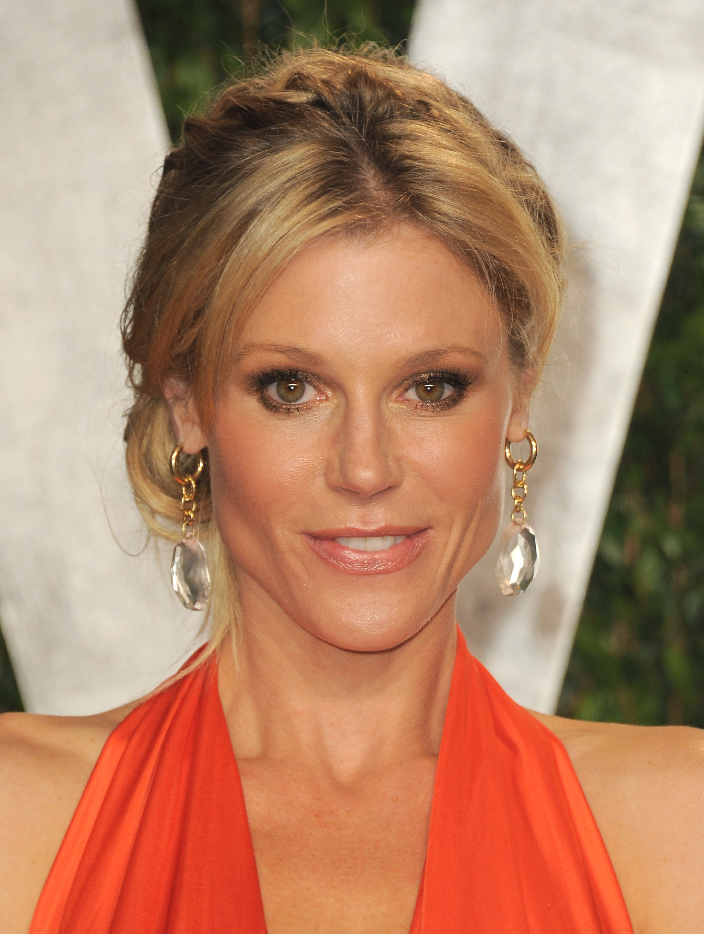 Julie Bowen up close at the Vanity Fair Oscar party. Julie Bowen up close at the Vanity Fair Oscar party.