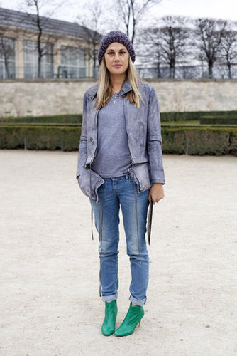 Colored heels give the whole look a brilliant boost.
Colored heels give the whole look a brilliant boost.