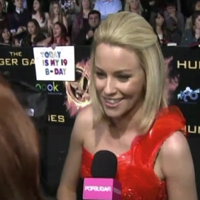 Elizabeth Banks The Hunger Games Premiere Interview Video