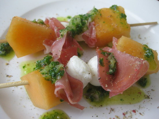 Brochettes of Melon, Prosciutto, and Fresh Mozzarella Brochettes of Melon, Prosciutto, and Fresh Mozzarella