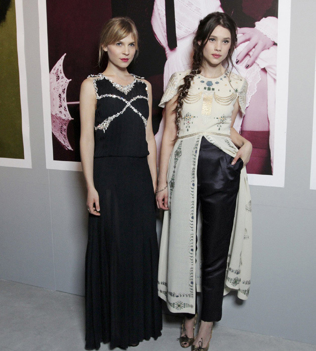 French beauties Cl mence Po sy and Astrid BergesFrisbey stood 
